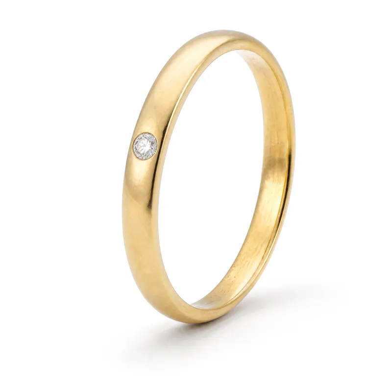 Ein schmaler Gelbgoldring mit einem gefassten Brillanten, auf weissem Grund