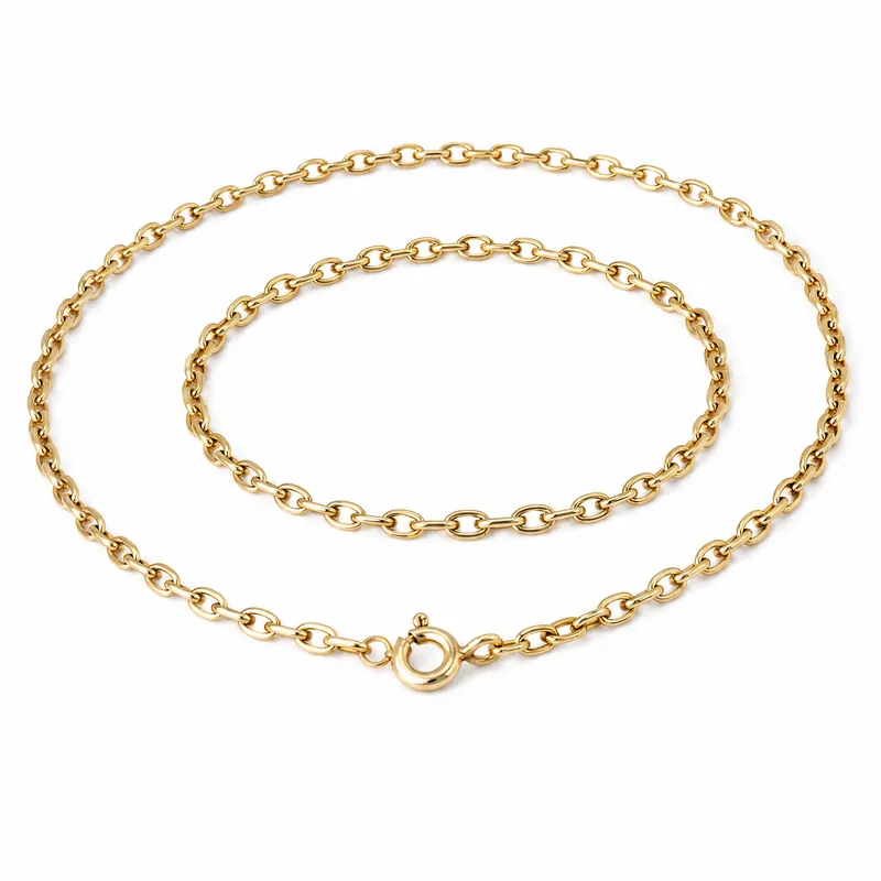 Eine Ankerkette aus Gelbgold, locker gelegt, auf weissem Grund