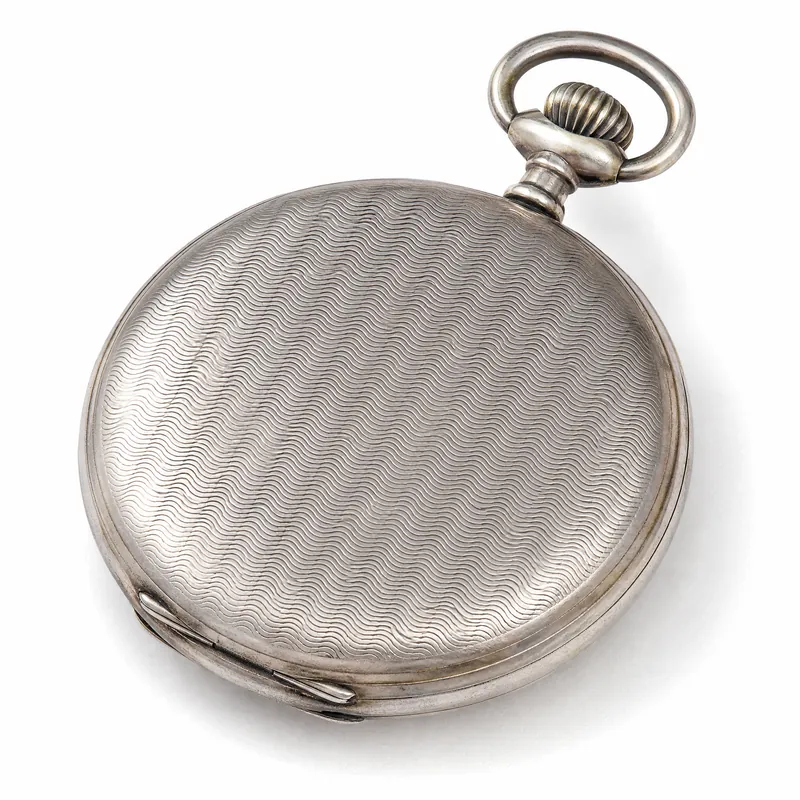 Eine silberne Taschenuhr mit geöffnetem Sprungdeckel, auf weissem Grund